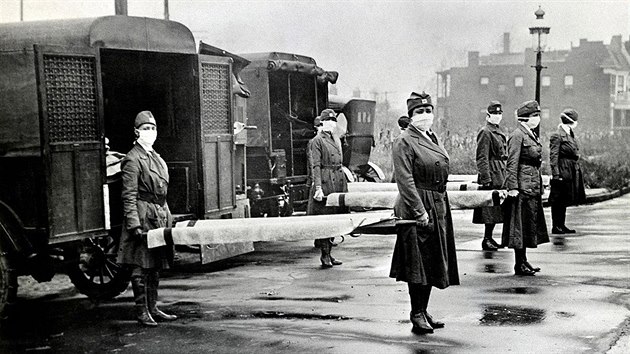 V boji s pandemi panlsk chipky v americkm St. Louis pomhaly motorizovan jednotky zdravotnic ervenho ke. (1918)