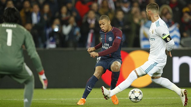Fotbalista Paris St. Germain Kylian Mbapp v akci proti kapitnu Realu Madrid Sergiu Ramosovi.
