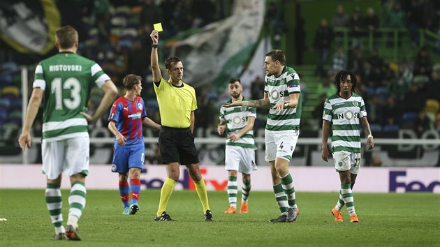 Blorusk sud Alexey Kulbakov napomn lutou kartou Sebastiana Coatese ze Sportingu Lisabon v osmifinle Evropsk ligy proti Plzni.
