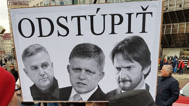 Na protivldn demonstraci v Bratislav, kterou vyvolala vrada novine Jna Kuciaka a jeho snoubenky, dorazili prvn protestujc. (9. bezna 2018)