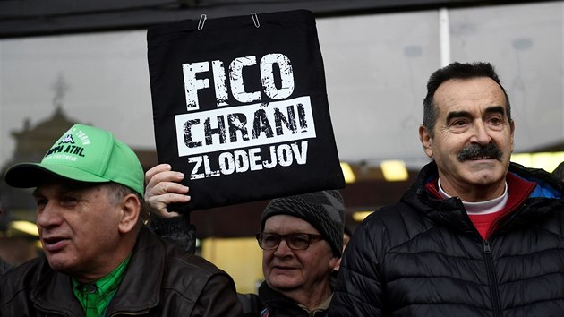Lid v Bratislav protestuj proti vld a daj nezvisl proeten vrady novine Jna Kuciaka a jeho snoubenky. (9. bezna 2018)