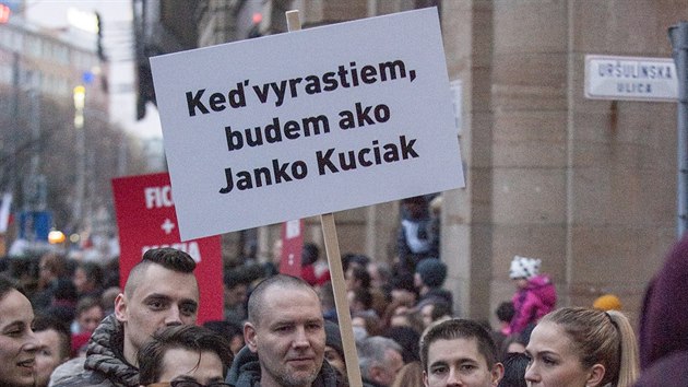 Lid v Bratislav demonstrovali proti vld a dali nezvisl vyeten vrady novine Jna Kuciaka a jeho snoubenky. (9. bezna 2018)