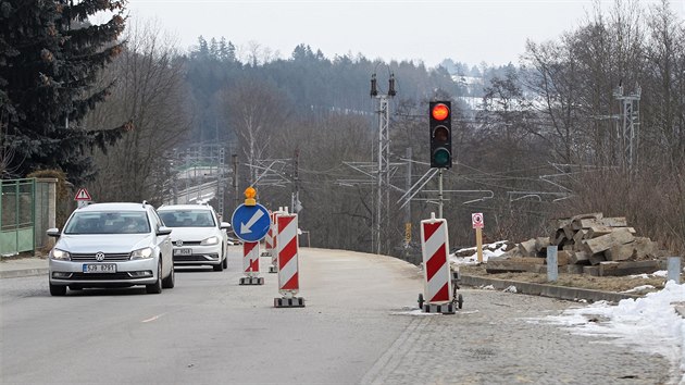 V Okrouhlici zaala stavba jedn z st protihlukovch stn. Zatm se dopravn omezen tk pouze dopravy na sousedn silnici. Vluka kvli kompletn rekonstrukci jedn kolej tu zane v pondl 12. bezna.