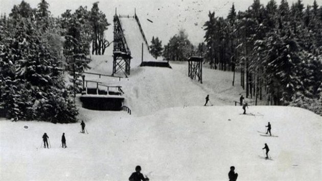 Prvn stlou devnou konstrukci postavili pod vrcholem kopce ibenice v letech 1924 a 1925.