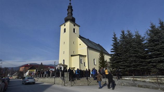 Do kostela ve tiavniku pobl iliny pily na posledn rozlouen se zavradnm slovenskm novinem Jnem Kuciak stovky lid. (3. bezna 2018)