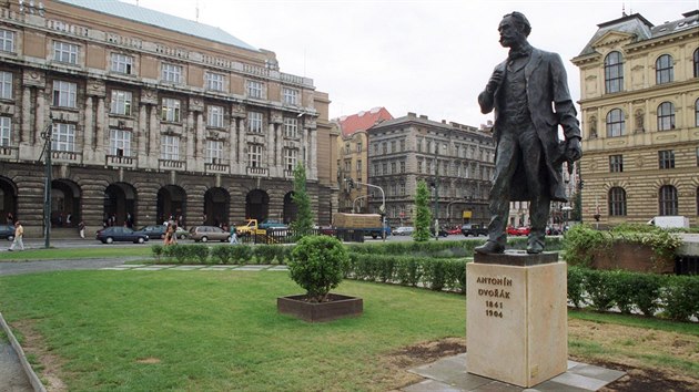 Pomnk skladatele Antonna Dvoka stoj ped Rudolfinem tak od roku 2000. Zajmav je, e magistrt rozhodl o soe v tto lokalit u v roce 1949. Tehdej ministr kultury Zdenk Nejedl ale nakonec upednostnil Josefa Mnese. V 90. letech mla bt socha na Klrov, nakonec se ale na popud skladatele Josefa Suka vrtilo do hry Rudolfinum, kde Dvok dil eskou filharmonii.