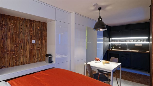 Kuchyňská linka je z tmavého plechu, má i zabudovaný lihový krb.