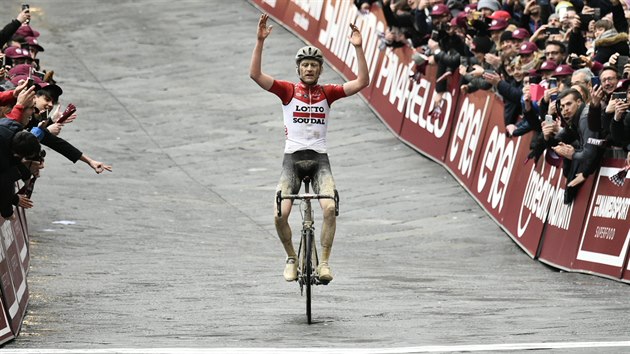 Belgick cyklista Tiesj Benoot projd vtzn clem zvodu Strade Bianche.