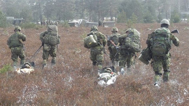 Vojky hranickho 71. mechanizovanho praporu ekal bhem tydenn mezinrodn soute v Polsku mimo jin i transport rannch a jejich evakuace pomoc pivolanho vrtulnku.