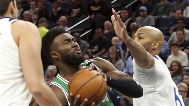 Jaylen Brown (v zeleném) z Bostonu v souboji s Tajem Gibsonem z Minnesoty.