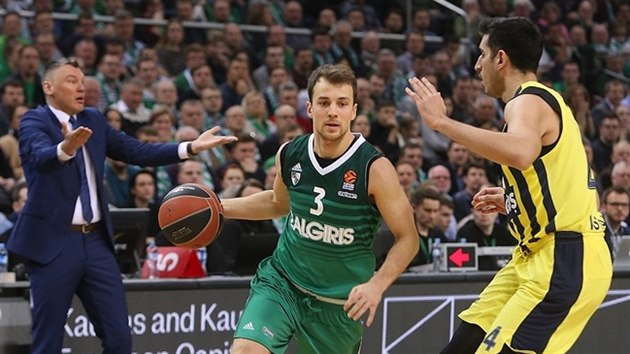 Kevin Pangos (v zelenm) ze algirisu obchz Ahmeta Dveriogla z Fenerbahce.