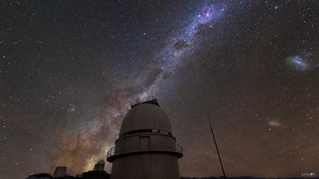 Mln drha nad kopul dnskho 1,54m dalekohledu na observatoi ESO, La Silla, Chile.
