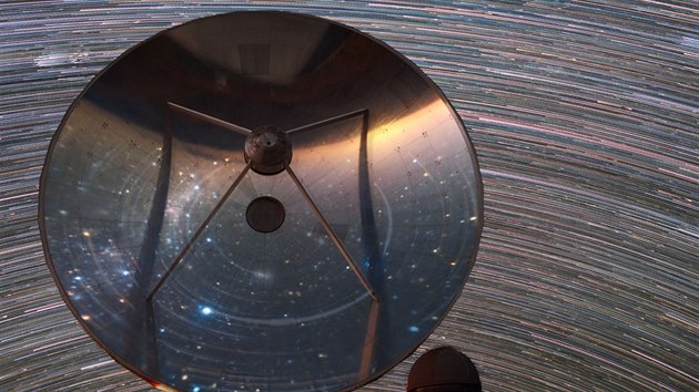 Drhy hvzd zrcadlc se v parabole 20metrovho vdskho radioteleskopu na observatoi ESO, La Silla, Chile.