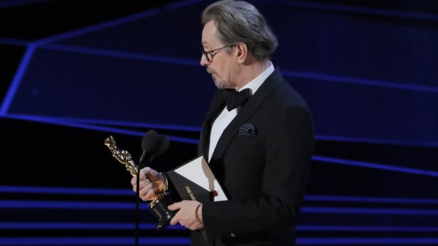 Gary Oldman dostal podle oekvn Oscara za vkon ve filmu Nejt잚 hodina, kde ztvrnil Winstona Churchilla (5. bezna 2018).