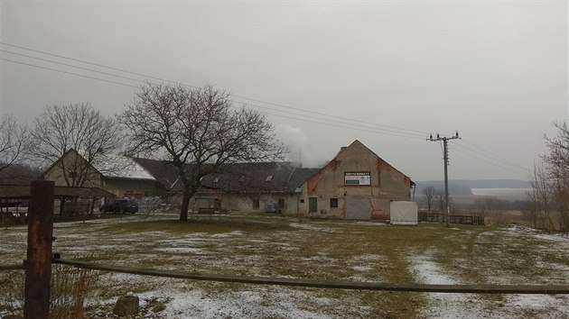 Podnikatel provozuje bez povolen linku na devn brikety v rodinnm dom v Jasenn na Nchodsku (7. 3. 2018).