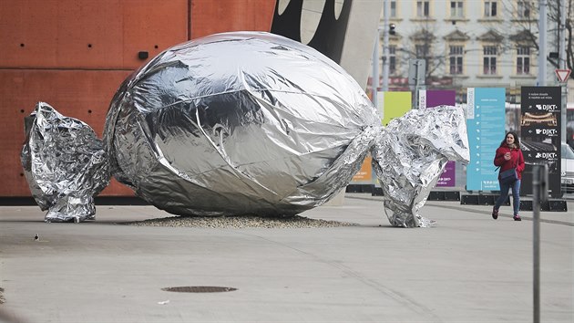 Betonov vejce ped Novou scnou Divadla Josefa Kajetna Tyla v Plzni se zabalilo do obho bonbonu. Jeho doasn promna se zrodila pod rukama sochae Benedikta Tolara. (5. 3. 2018)