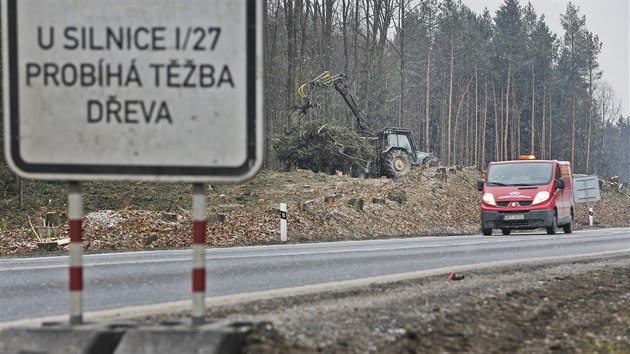 V lt zanou stavbai roziovat silnici mezi Plzn a Temonou. Vzniknou zde tyi pruhy uprosted rozdlen zelen. V seku v souasn dob devorubci kcej stromy. (2. 3. 2018)