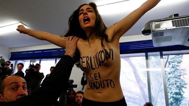 Jsi prolý! kiela polonahá aktivistka Femen na Berlusconiho