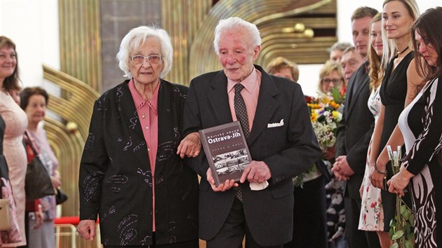 Manel Golasovi v ptek oslavili takzvanou nebeskou nebo korunovan svatbu. Jsou svoji ji 75 let.