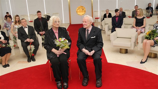 Manel Golasovi v ptek oslavili takzvanou nebeskou nebo korunovan svatbu. Jsou svoji ji 75 let.
