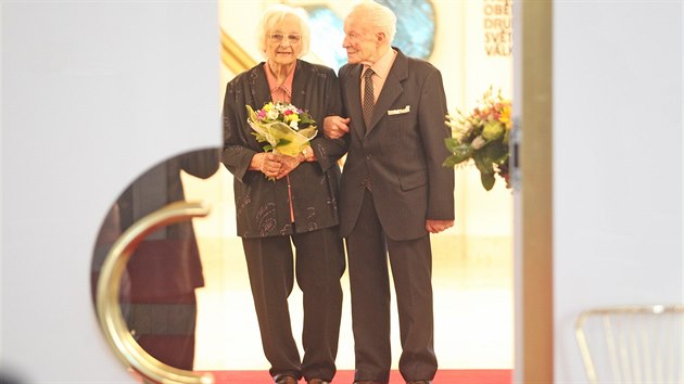 Manel Golasovi v ptek oslavili takzvanou nebeskou nebo korunovan svatbu. Jsou svoji ji 75 let.
