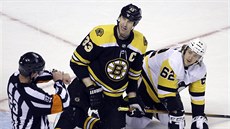 Zdeno Chára z Bostonu si povídá s rozhodčím, vpravo přihlíží Carl Hagelin z... Zdeno Chára z Bostonu si povídá s rozhodčím, vpravo přihlíží Carl Hagelin z...