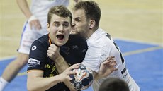 Plzeňský házenkář Martin Cvikl proti důrazné obraně Jiřího Groha z Jičína. Plzeňský házenkář Martin Cvikl proti důrazné obraně Jiřího Groha z Jičína.