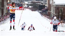Johannes Hösflot Klaebo (vlevo) slaví, jako první dorazil do cíle sprintu... Johannes Hösflot Klaebo (vlevo) slaví, jako první dorazil do cíle sprintu...