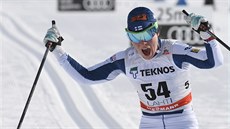 Finská běžkyně Laura Pärmäkoskiová slaví triumf v závodě 10 km klasicky v Lahti. Finská běžkyně Laura Pärmäkoskiová slaví triumf v závodě 10 km klasicky v Lahti.