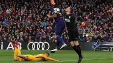 Branká Atlética Madrid Jan Oblak v souboji o mí s Luisem Suarezem z Barcelony.