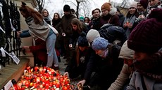 Lidé zapalovali svíky za Kuciaka a Kunírovou také ped slovenskou ambasádou v...