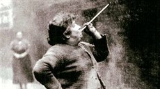 Budíček! Do oken, na něž se nedosáhlo tyčí, paní „flusačka“ plivala za pomoci... Budíček! Do oken, na něž se nedosáhlo tyčí, paní „flusačka“ plivala za pomoci...