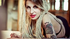 Dredy, piercing, tetování. MOgirl Cinder Ter rozhodně nepřehlédnete. Jakkoli je... Dredy, piercing, tetování. MOgirl Cinder Ter rozhodně nepřehlédnete. Jakkoli je...