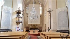 Oltářní obrazy v chrámu sv. Michaela v Rokytnici nad Jizerou zakrývají... Oltářní obrazy v chrámu sv. Michaela v Rokytnici nad Jizerou zakrývají...