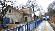 Výpravní budova nádraží v Nové Vsi nad Nisou, které leží bezprostředně u... Výpravní budova nádraží v Nové Vsi nad Nisou, které leží bezprostředně u...