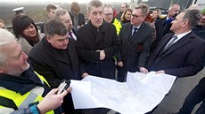 Andrej Babiš se svými ministry u nedostavěné dálnice D1 u Kroměříže. (5. března... Andrej Babiš se svými ministry u nedostavěné dálnice D1 u Kroměříže. (5. března...