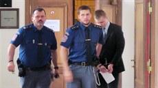 Podle obžaloby osmnáctiletý Lukáš Adam pobodal svoji matku, která útok... Podle obžaloby osmnáctiletý Lukáš Adam pobodal svoji matku, která útok...
