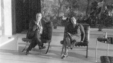 Mies van der Rohe a Grete Tugendhatová v obývacím pokoji (piblin 1931)