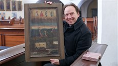 Farář Roman Dvořák drží obraz, který připomíná pád dívky pod mlýnské kolo. Je v... Farář Roman Dvořák drží obraz, který připomíná pád dívky pod mlýnské kolo. Je v...