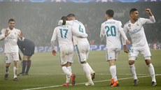 Fotbalisté Realu Madrid oslavují gólovou trefu v zápase Ligy mistr v Paíi.