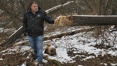 Starosta Slezských Rudoltic na Osoblažsku Mojmír Pargač ukazuje škody, které v... Starosta Slezských Rudoltic na Osoblažsku Mojmír Pargač ukazuje škody, které v...