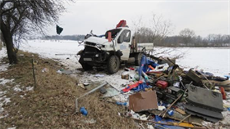 Nákladní auto při předjíždění vyjelo ze silnice a narazilo do stromu. Nákladní auto při předjíždění vyjelo ze silnice a narazilo do stromu.