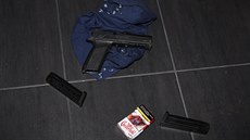 Dvojice střílela do vzduchu pistolí ČZ ráže 9 mm Luger. Dvojice střílela do vzduchu pistolí ČZ ráže 9 mm Luger.