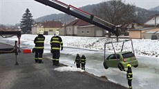 Hasiči v Dolních Loučkách vyprostili auto, které po nehodě sjelo do řeky a... Hasiči v Dolních Loučkách vyprostili auto, které po nehodě sjelo do řeky a...