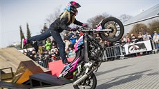 Kaskadéři ze skupiny Crazy Day předvádí divoké kousky nejen na motorkách. Kaskadéři ze skupiny Crazy Day předvádí divoké kousky nejen na motorkách.