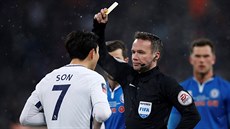 Korejský záložník Son z Tottenhamu Hotspur dostává žlutou kartu, sudí Paul... Korejský záložník Son z Tottenhamu Hotspur dostává žlutou kartu, sudí Paul...