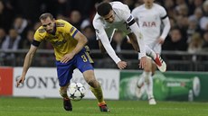 Italský stoper Giorgio Chiellini z Juvntusu (vlevo) fauluje anglického... Italský stoper Giorgio Chiellini z Juvntusu (vlevo) fauluje anglického...