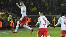 Valon Beriša ze Salcburku (vlevo) a jeho spoluhráči se radují z gólu v utkání... Valon Beriša ze Salcburku (vlevo) a jeho spoluhráči se radují z gólu v utkání...