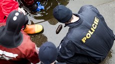 Policejní potápěči na dně Vltavy pod Vyšehradem vylovili puškový granát... Policejní potápěči na dně Vltavy pod Vyšehradem vylovili puškový granát...