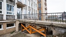 Poliklinika Pod Majránkou v Praze 6 čeká na opravu, ta však stále nepřichází Poliklinika Pod Majránkou v Praze 6 čeká na opravu, ta však stále nepřichází